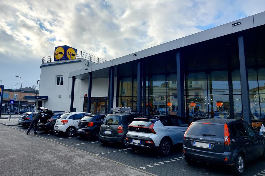 Ferrara, ruba cibo al Lidl: arrestato ventenne