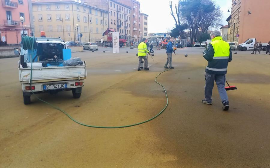 Livorno, i petardi danneggiano la pavimentazione di piazza del Luogo Pio