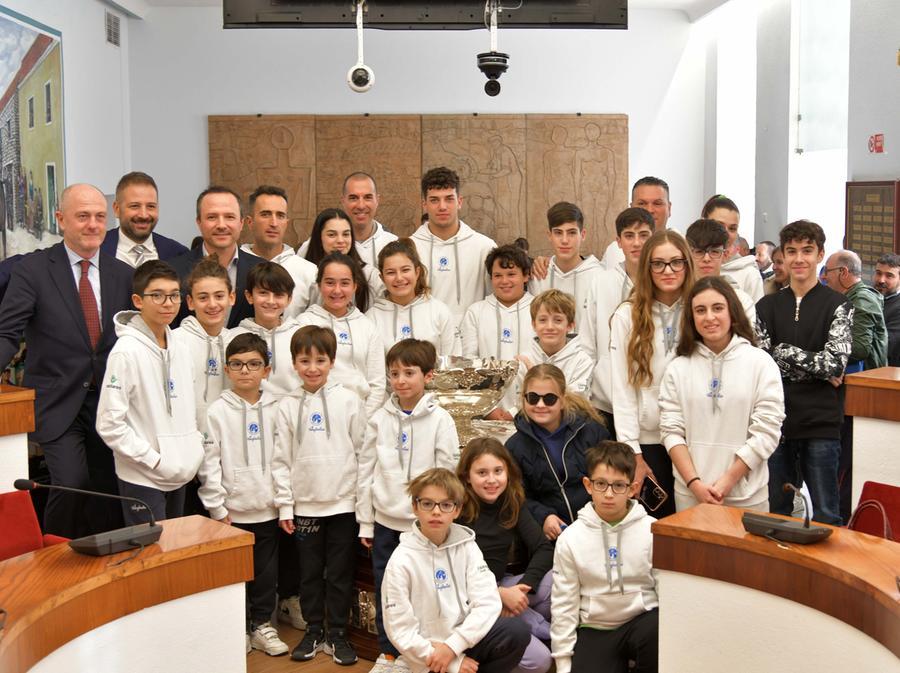 
	Il presidente Binaghi con il sindaco e gli atleti del Tc&nbsp;Arzachena&nbsp;

