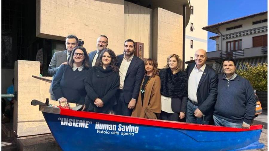 Don Biancalani posta la giunta di Pistoia su una barca dei migranti: il senso della provocazione