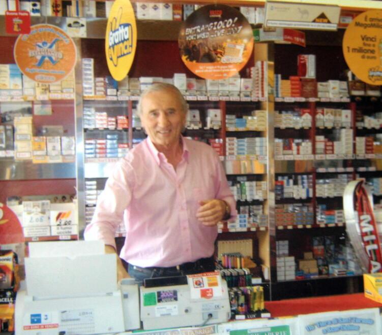 Bondeno, lo storico tabaccaio va in pensione: «Grazie per l’affetto»