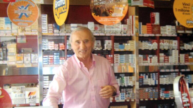 Bondeno, lo storico tabaccaio va in pensione: «Grazie per l’affetto»