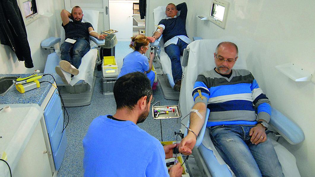 Donatori di sangue in una emoteca