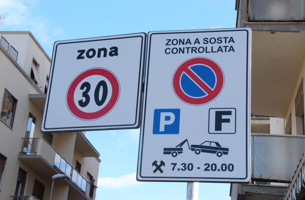Un cartello all’ingresso di una via a sosta controllata (Foto d’archivio)