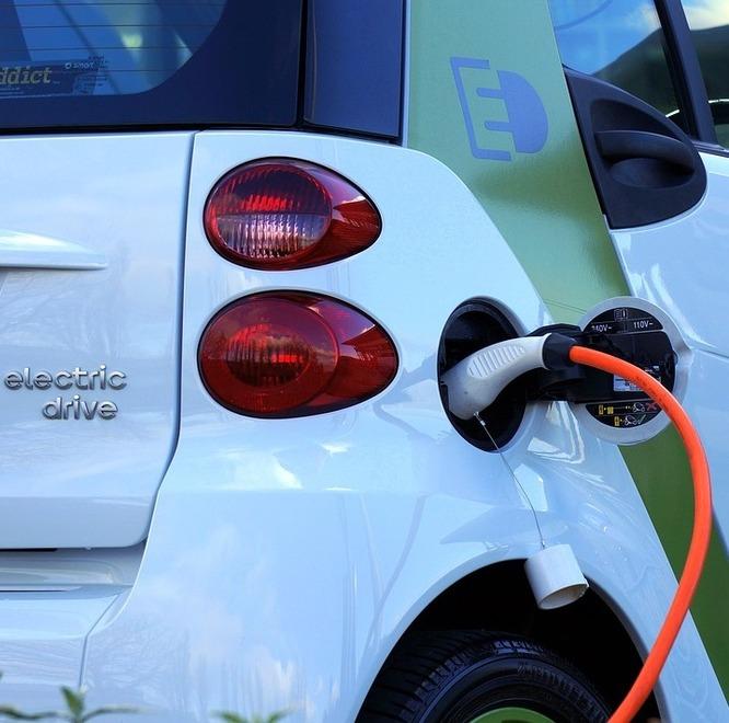 Il governo spinge sull’auto elettrica: fino a 13mila euro di incentivi