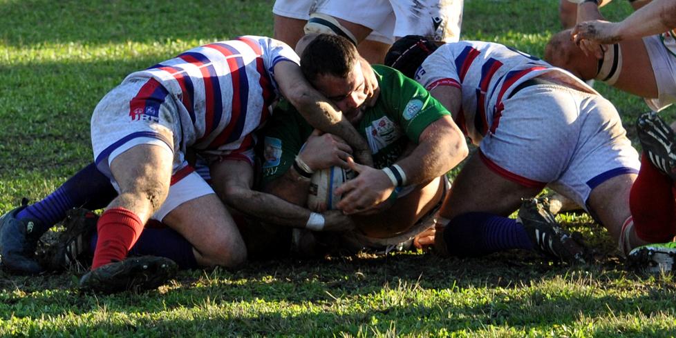 La strenua difesa della palla del pilone italo argentino Boggero (foto Alessandra Lavorenti)