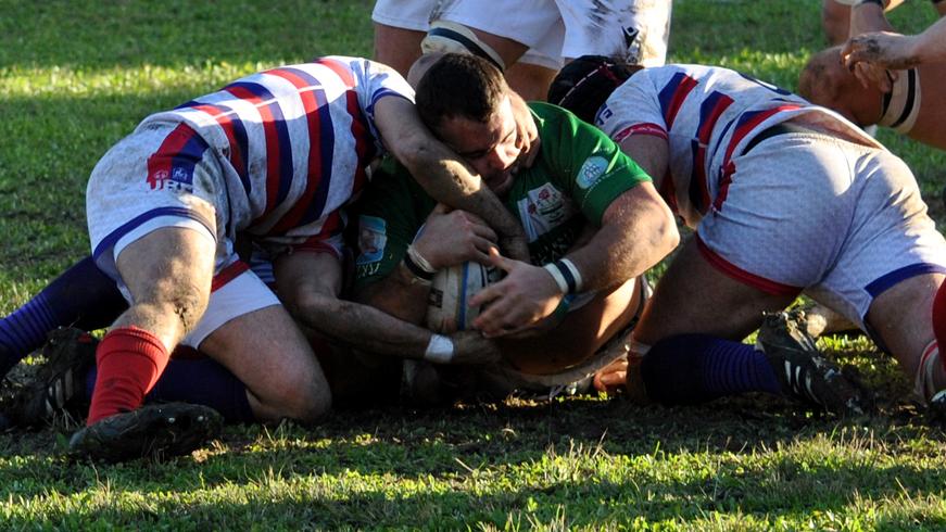 La strenua difesa della palla del pilone italo argentino Boggero (foto Alessandra Lavorenti)