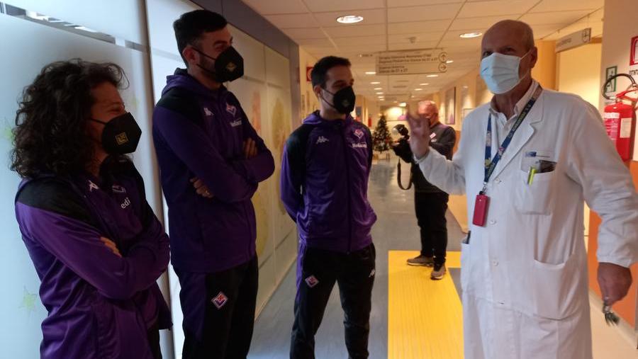 Pietro Terracciano e Giacomo Bonaventura col primario del reparto
