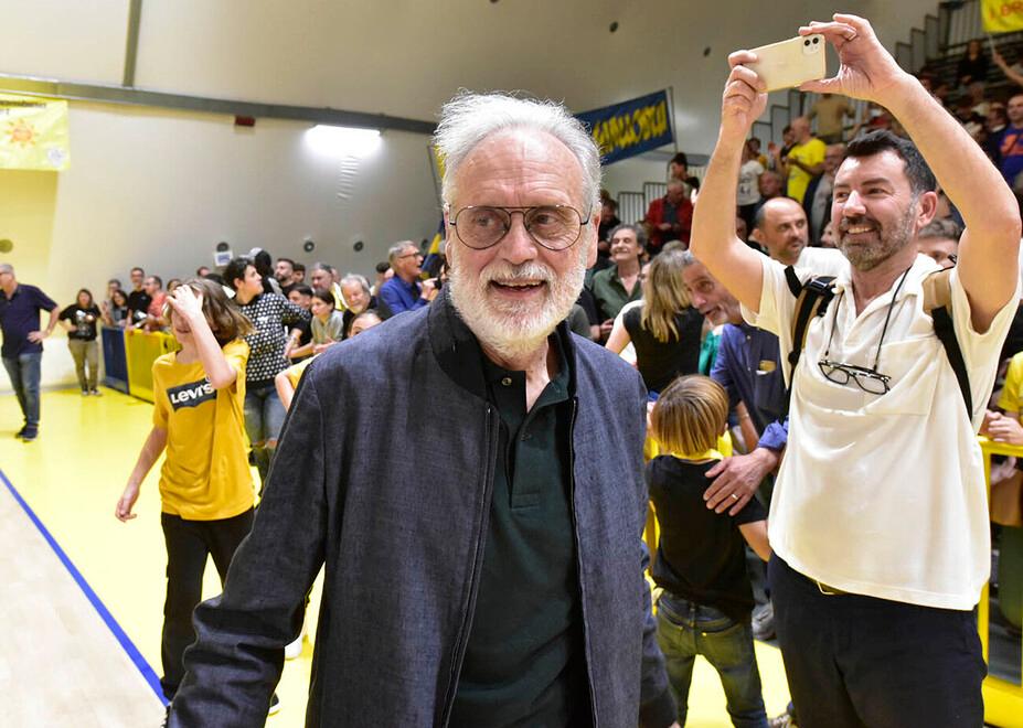 Il presidente del Basket Golfo Piombino Ottorino Lolini durante la festa per la promozione in serie B1 (foto Paolo Barlettani)