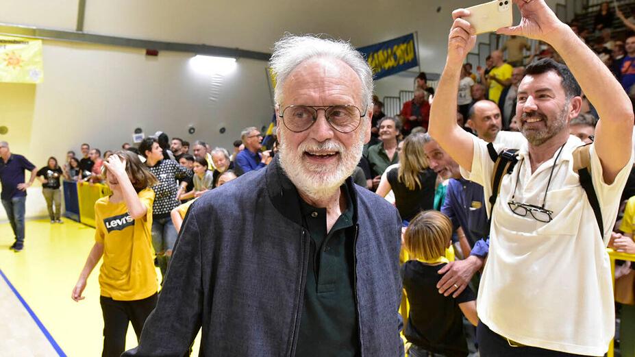 Il presidente del Basket Golfo Piombino Ottorino Lolini durante la festa per la promozione in serie B1 (foto Paolo Barlettani)