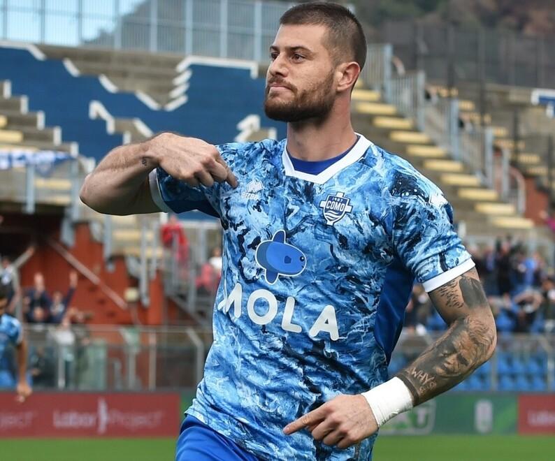 Alberto Cerri, attaccante del Como, fatica a trovare spazio nella formazione della società lombarda