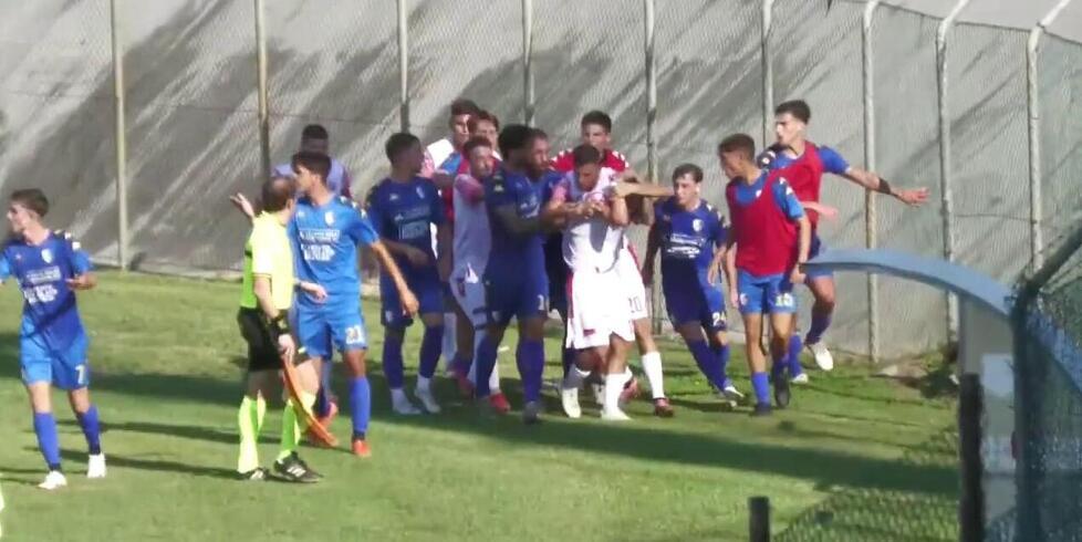 La rissa in campo durante Carpi-Prato a causa di una rete “no fair play