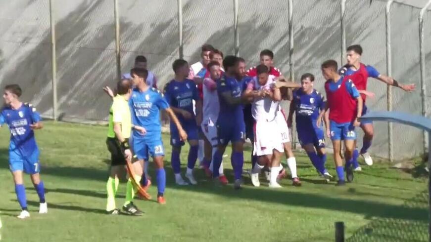 La rissa in campo durante Carpi-Prato a causa di una rete “no fair play