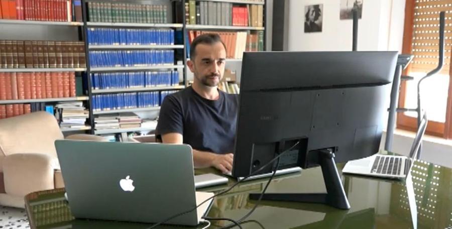 
	Luca Columbu nel suo studio a Ollolai

