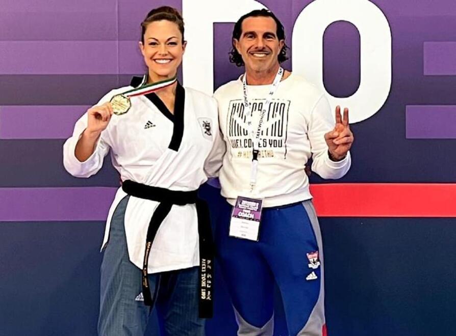 Vikki Jayne Todd con la medaglia al collo e il compagno Simone Niccolai