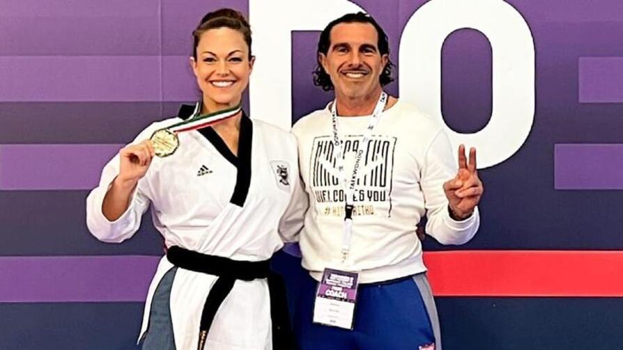 Vikki Jayne Todd con la medaglia al collo e il compagno Simone Niccolai