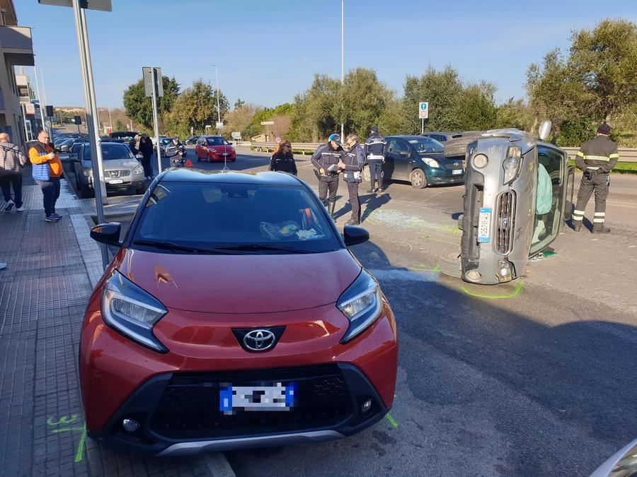 Tampona una Toyota e poi si ribalta con il suo Suv, il conducente di 88 anni in ospedale