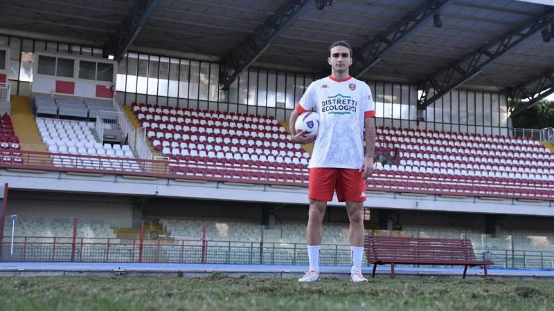 Samuele Sacchini allo stadio: il giocatore è l’ultimo arrivato in casa biancorossa durante il mercato. Il Grifone è pronto a riprendere il campionato di Serie D domenica alle 14,30 (foto Noemy Lettieri)