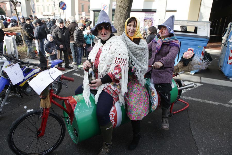 Motobefana pronta all’atterraggio tra vin brulè, sfilata e premiazioni