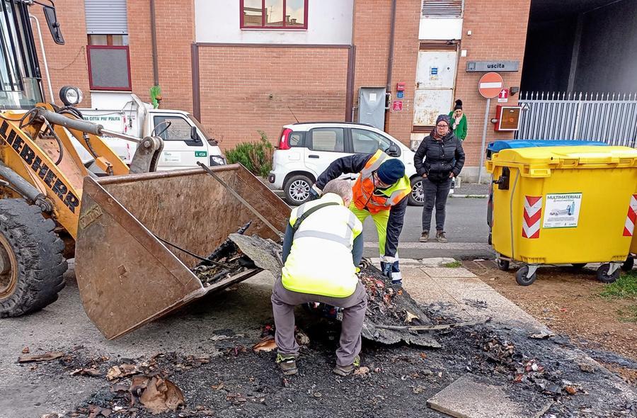 Livorno, petardi nei contenitori dei rifiuti: pulizia straordinaria di Aamps