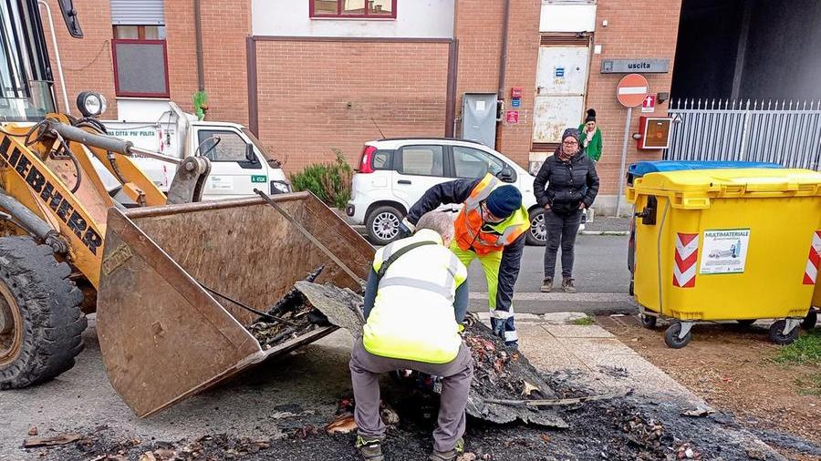 Livorno, petardi nei contenitori dei rifiuti: pulizia straordinaria di Aamps