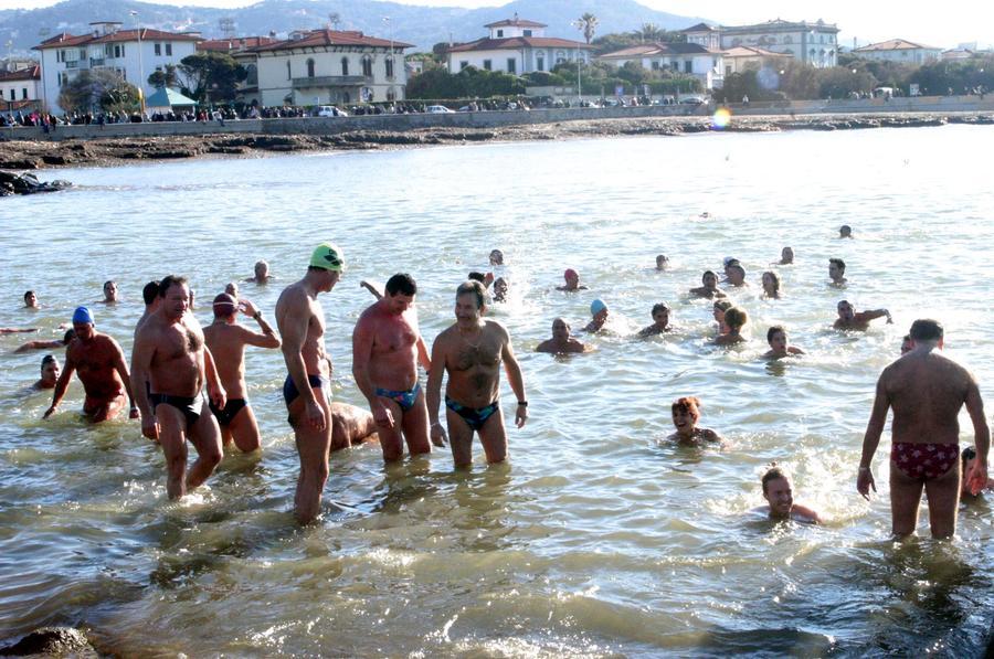 Livorno e il tuffo di befana con gli Amici del Gabbiano