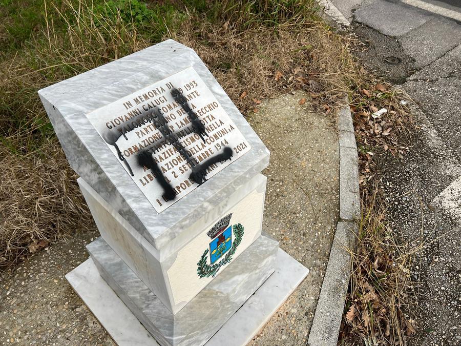 Lamporecchio, imbrattato con una svastica il cippo dedicato al comandante partigiano Giovanni Calugi