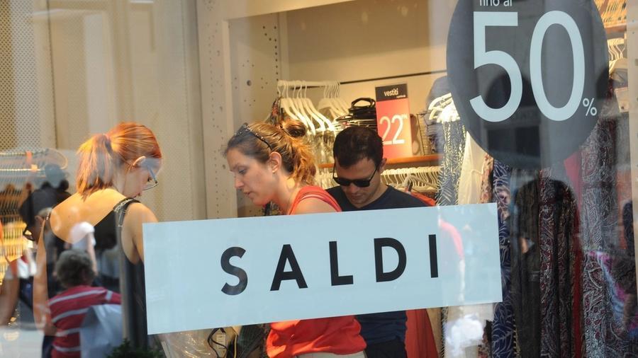 Tutto pronto nei negozi dell’isola: domani cominciano i saldi