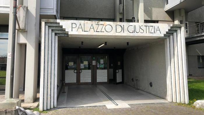 Prato, dà alla figlia un cognome falso per gestire gli affari di un ritardato mentale