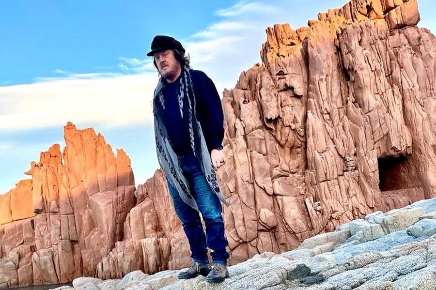 Zucchero in gita in Sardegna: dalla spiaggia di Olbia al bar a Nuoro fino alle Rocce rosse di Arbatax