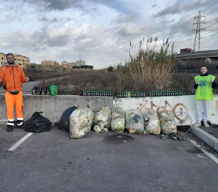 Livorno, Mr Green e Nina raccolgono 40 chili di rifiuti in zona Levante<br>
