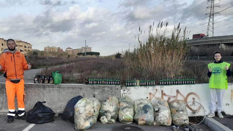 Livorno, Mr Green e Nina raccolgono 40 chili di rifiuti in zona Levante<br>
