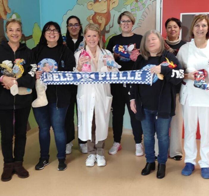 Livorno, ecco i regali delle Rebels Girls ai bimbi di Pediatria<br>
