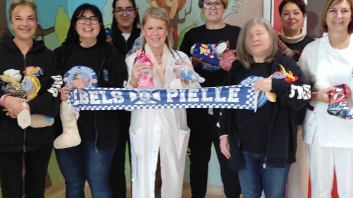 Livorno, ecco i regali delle Rebels Girls ai bimbi di Pediatria<br>