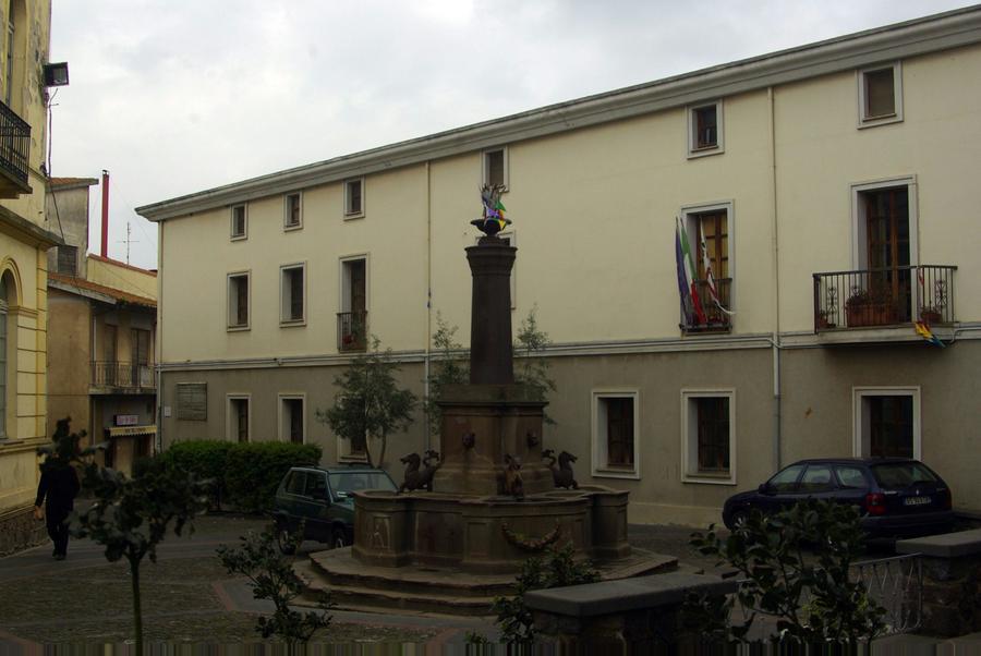 
	Il Municipio in piazza Deriu

