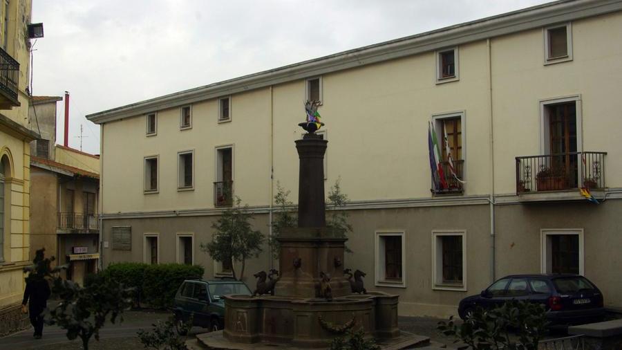 Il Municipio in piazza Deriu