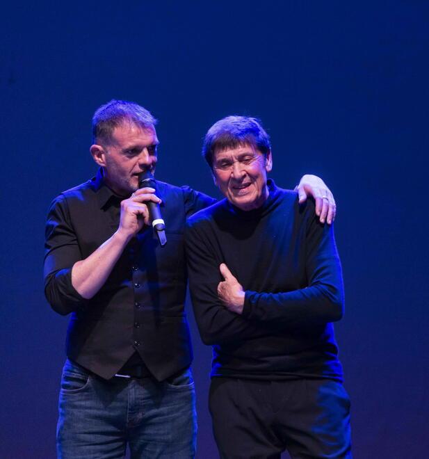 Concerto per gli alluvionati, Stefano Massini: «Abbiamo messo in contatto la gente e i grandi artisti: una serata unica» – Video