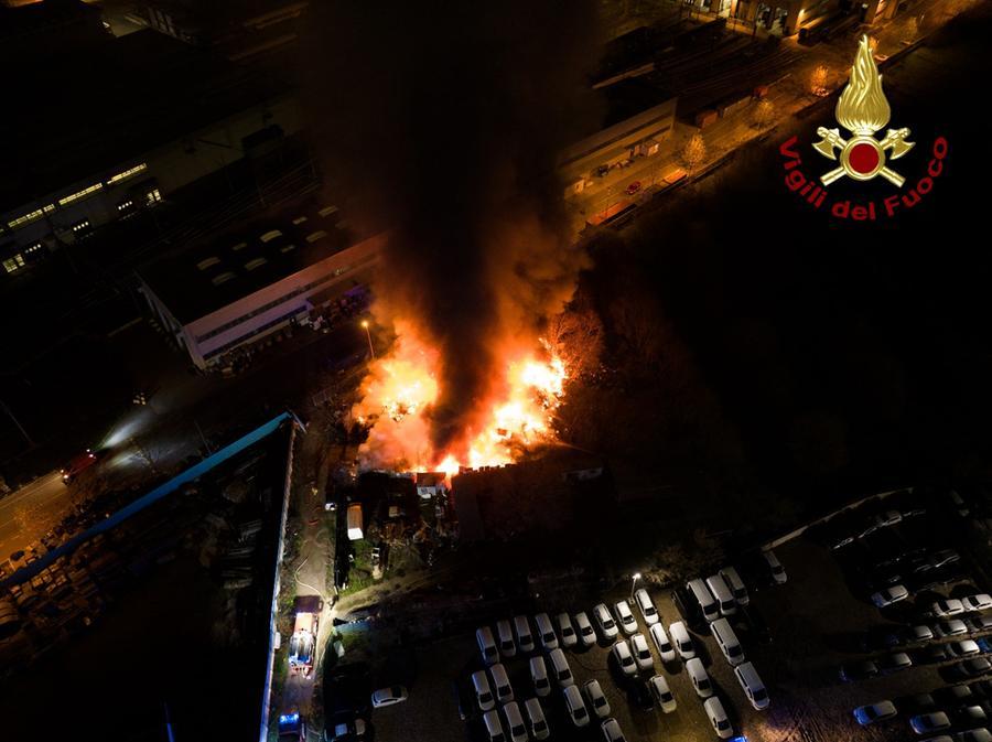 Firenze, vasto incendio di rifiuti in via Malaparte – Video