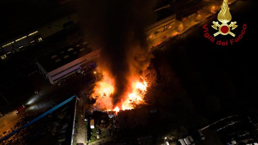 Firenze, vasto incendio di rifiuti in via Malaparte – Video