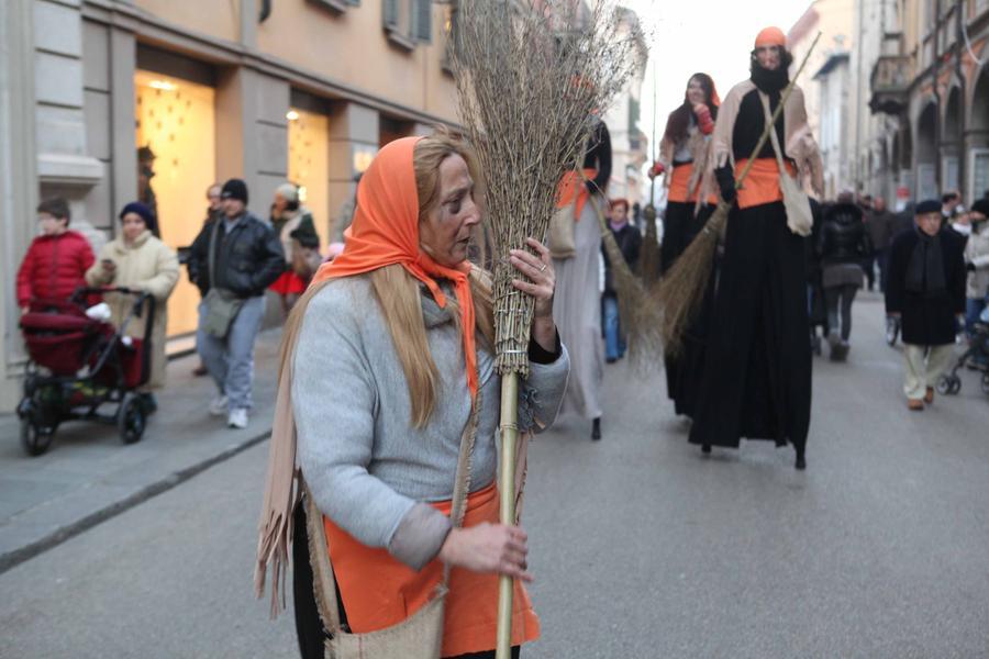 Befana in piazza Prampolini dolci, caramelle e bolle giganti