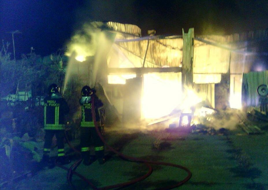 Incendio distrugge un capannone con due auto 