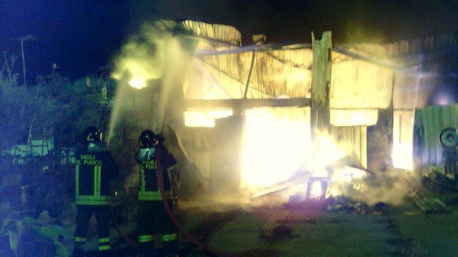 Incendio distrugge un capannone con due auto 