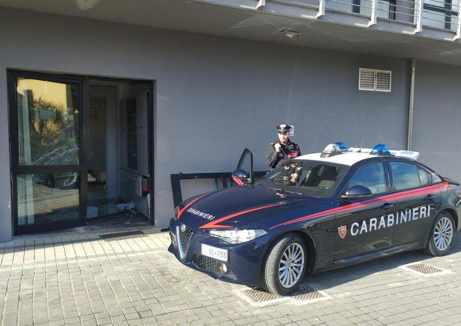 Lunata, usano la macchina come un ariete e sfondano la porta della banca<br>
