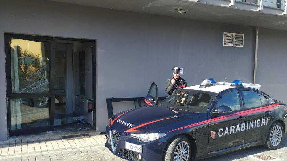 Lunata, usano la macchina come un ariete e sfondano la porta della banca<br>