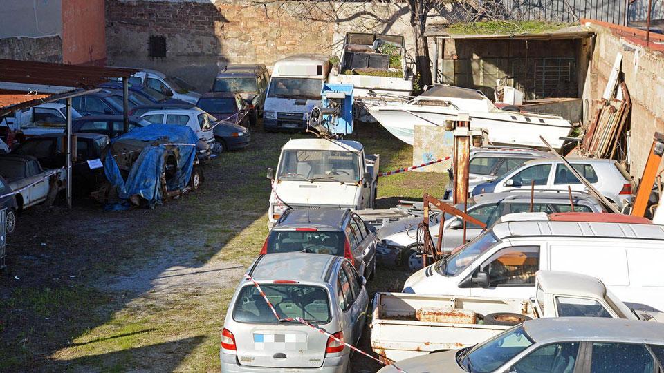 Piombino, barche e auto abbandonate nel terreno: scatta il sequestro
