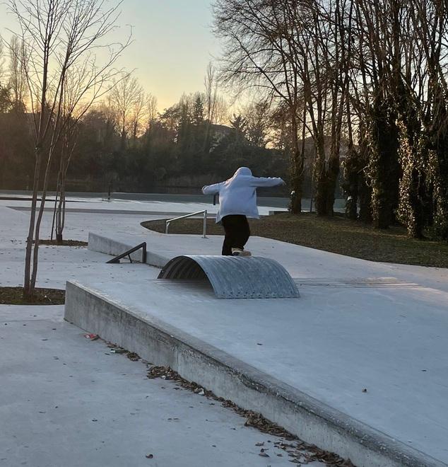 Ferrara, in skateboard lungo la Darsena: «Disciplina, passione e libertà»