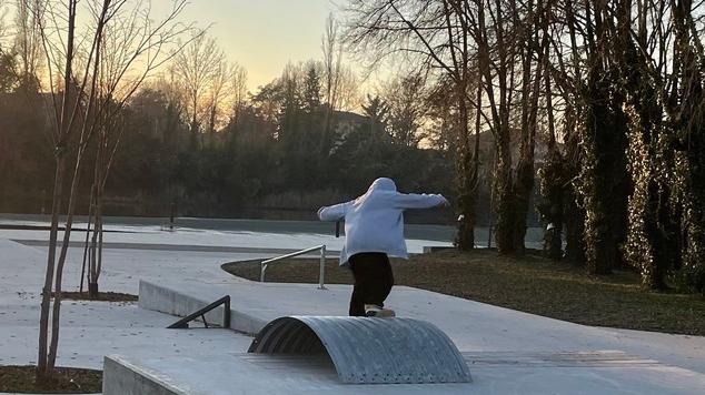 Ferrara, in skateboard lungo la Darsena: «Disciplina, passione e libertà»
