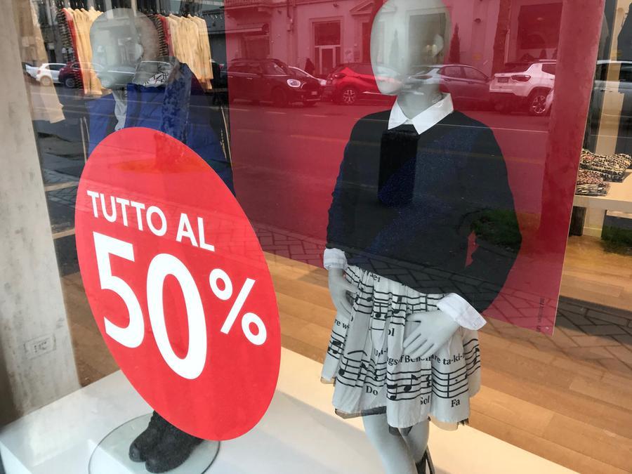 Saldi invernali al via, i negozianti di Prato sono ottimisti: «Scaffali ancora molto riforniti»