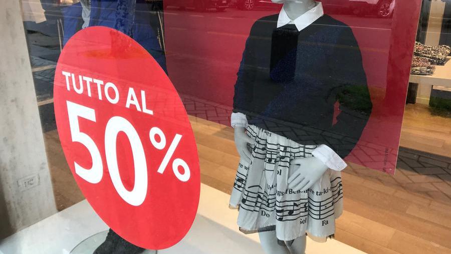 Saldi invernali al via, i negozianti di Prato sono ottimisti: «Scaffali ancora molto riforniti»