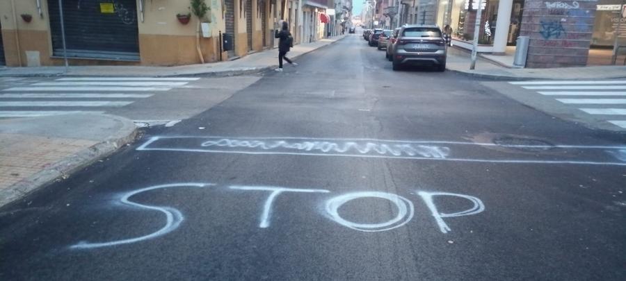 Sassari, segnaletica fai da te in via Zanfarino